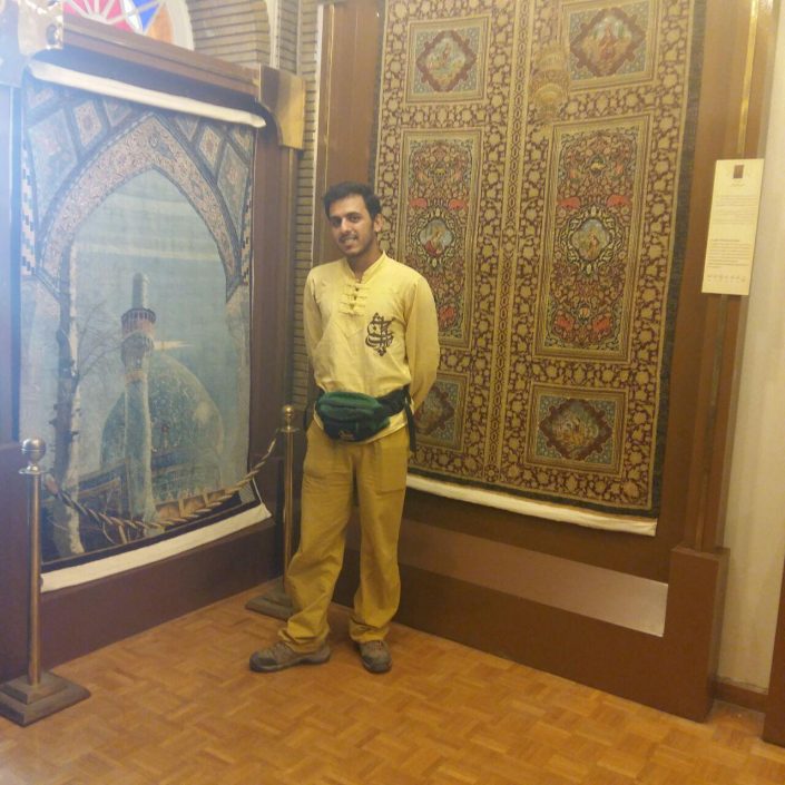 دانیال رمیزیی جهانگرد پیاده بندرعباسی درموزه فرش رسام عربزاده